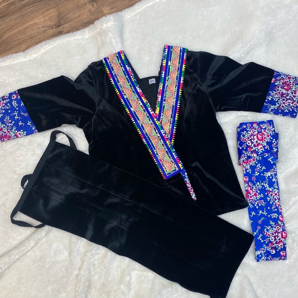 *SOLD* Simple hmong outfit